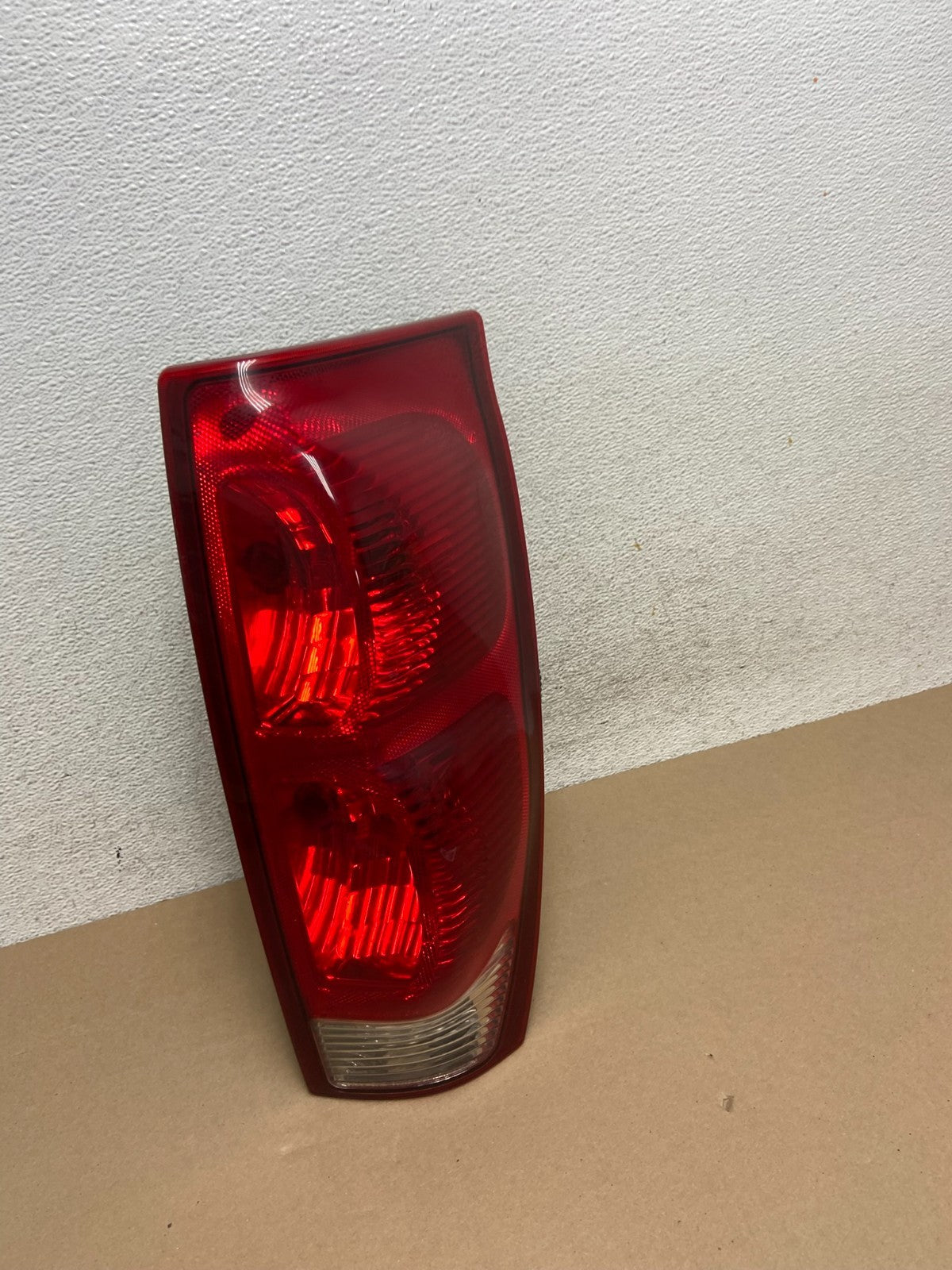 2002 - 2006 Chevrolet Avalanche Right Passenger Rh Side Tail Light AG5704 DW2