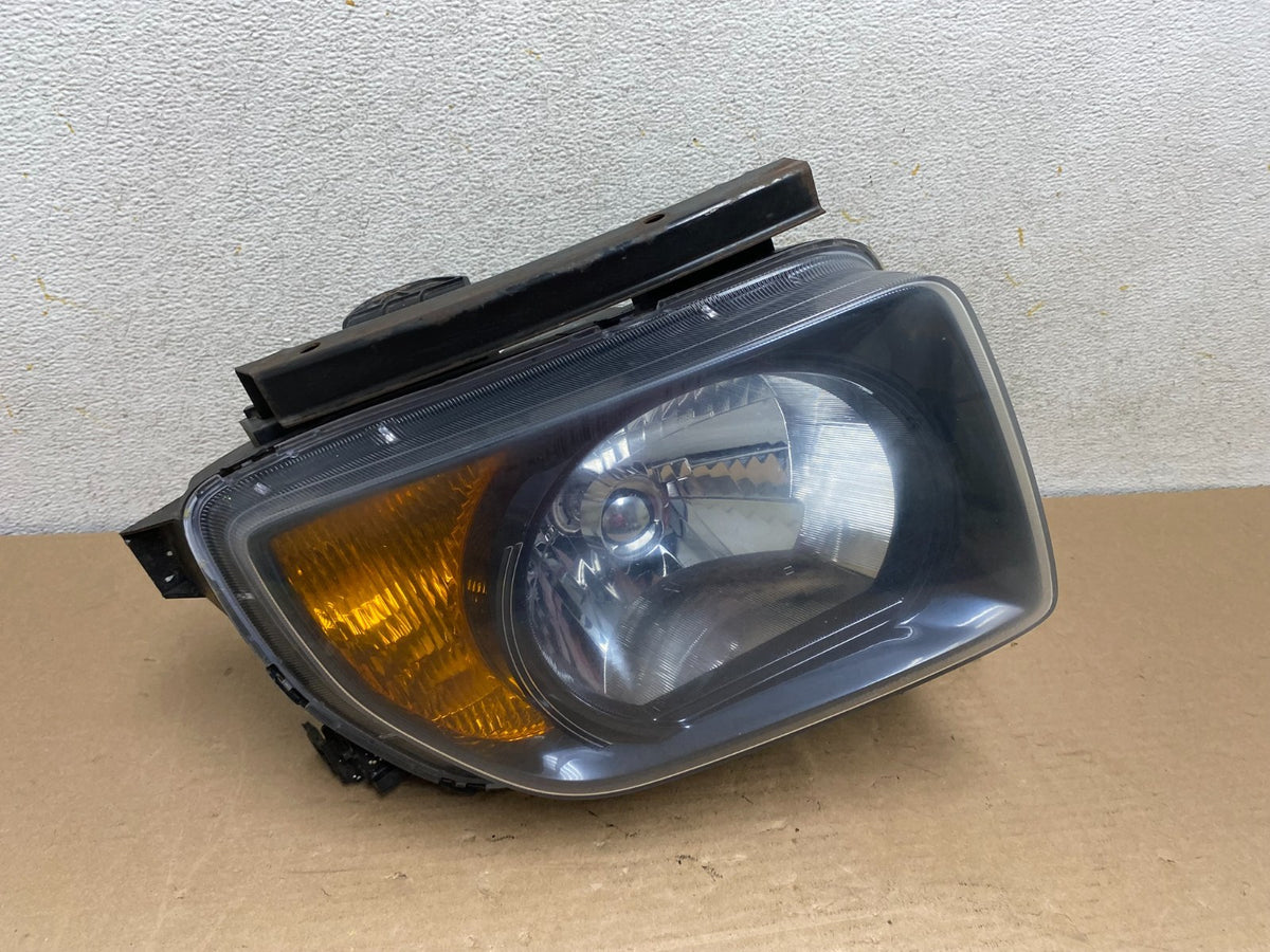 2003 to 2006 Honda Element Right Passenger Rh Side Headlight AH9424 DW0