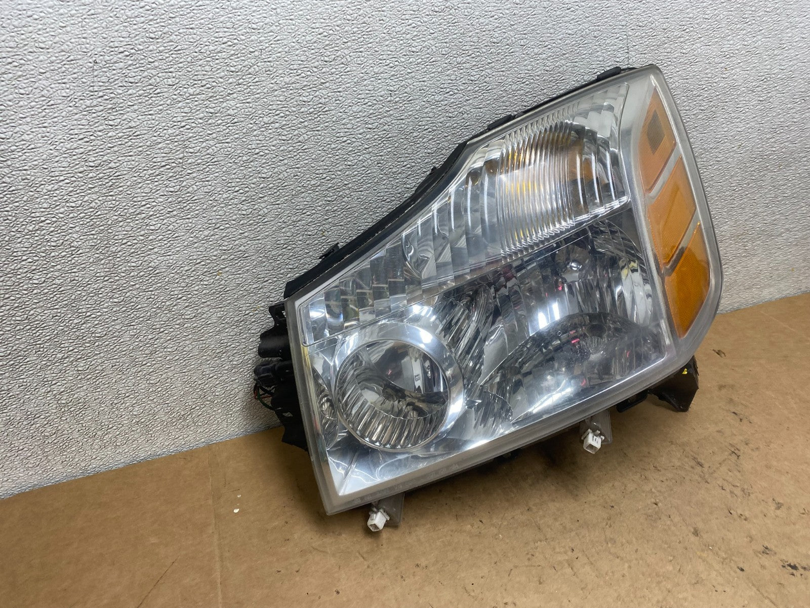 2004 to 2007 Nissan Armada Left Driver Lh Side Headlight Halogen X6702 DW2