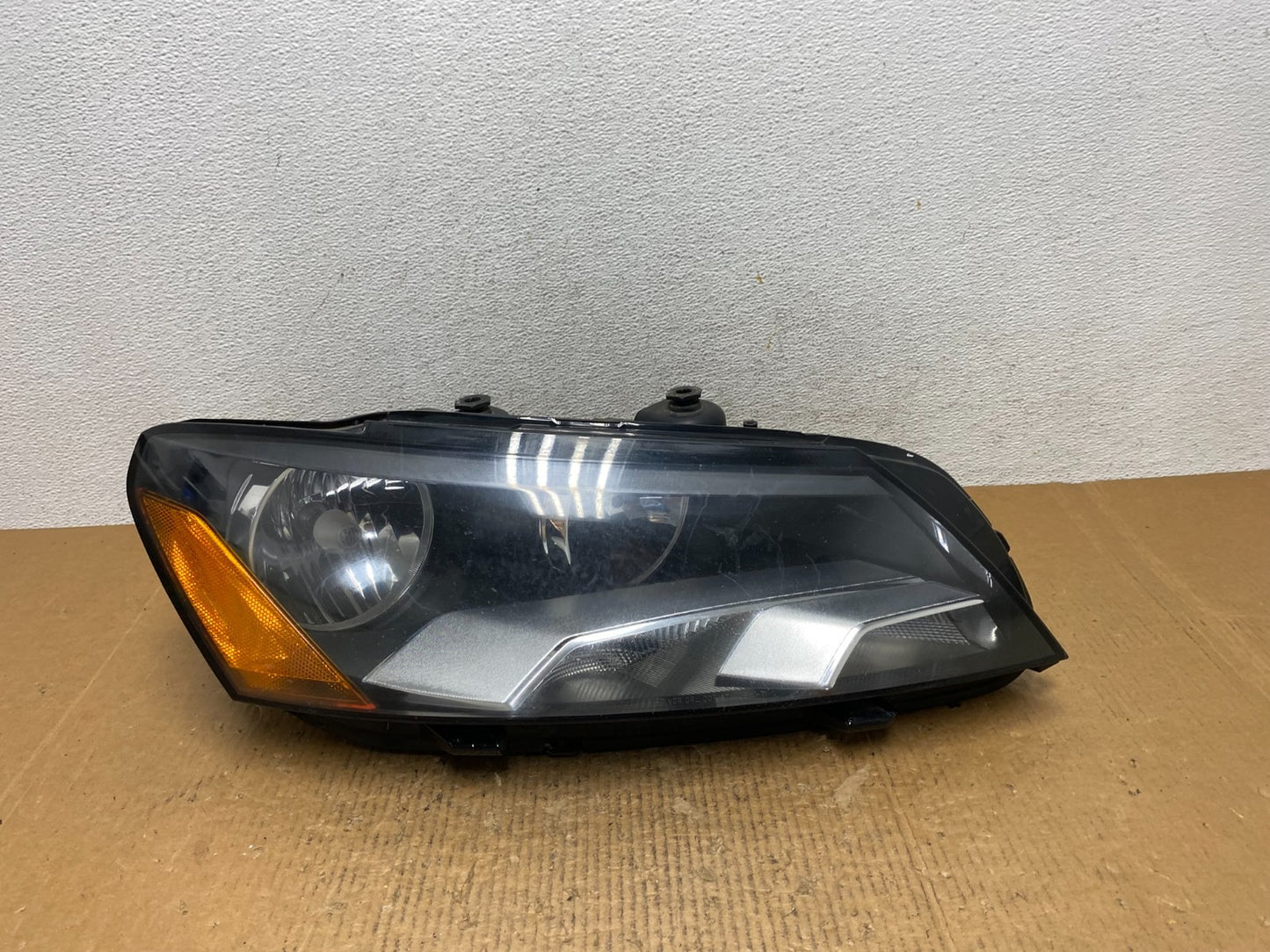2012-2015 Volkswagen Passat Right Passenger RH Halogen Headlight AE2589 DW0