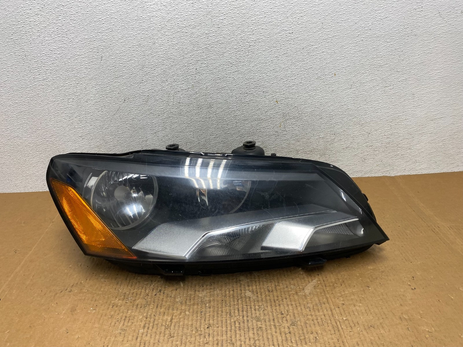 2012-2015 Volkswagen Passat Right Passenger RH Halogen Headlight AE2589 DW0