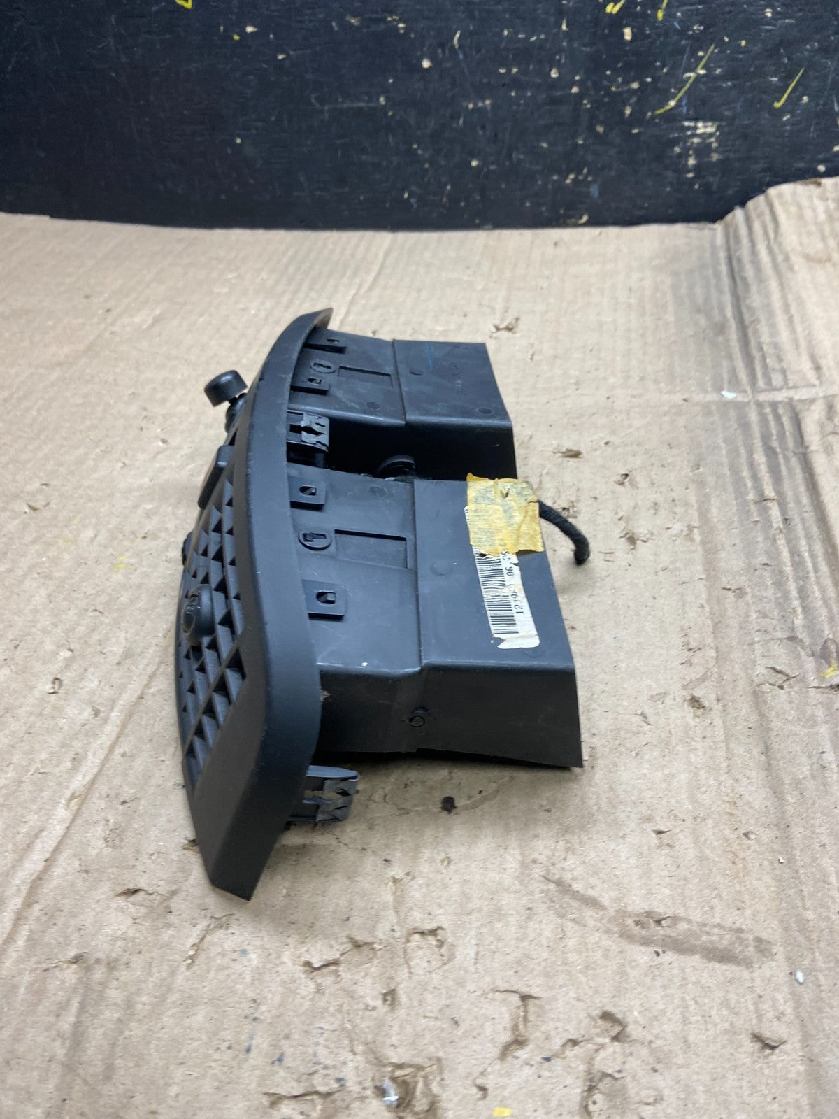 2004 to 2009 Cadillac SRX Front Center Dash A/C Air Vent X1889 DG2