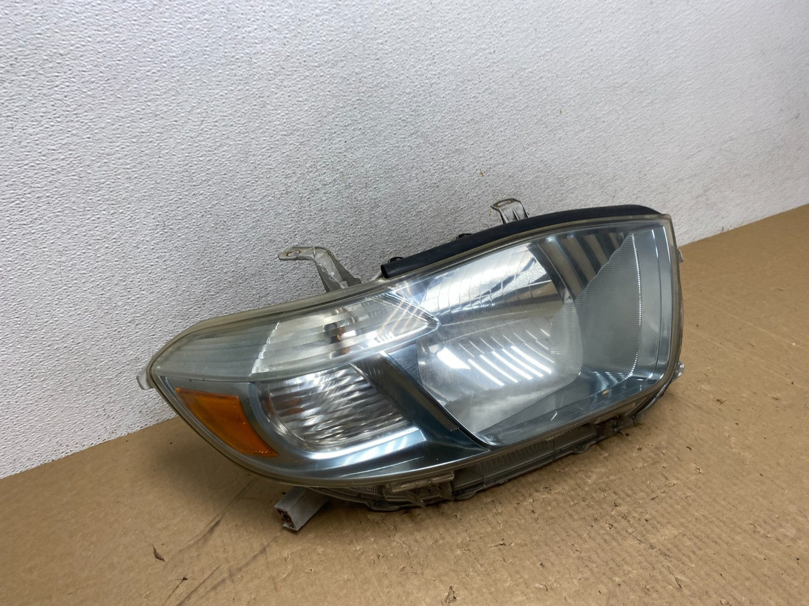 2008-2010 Toyota Highlander Hybrid Right Passenger Blue Headlight AG0557 DW2