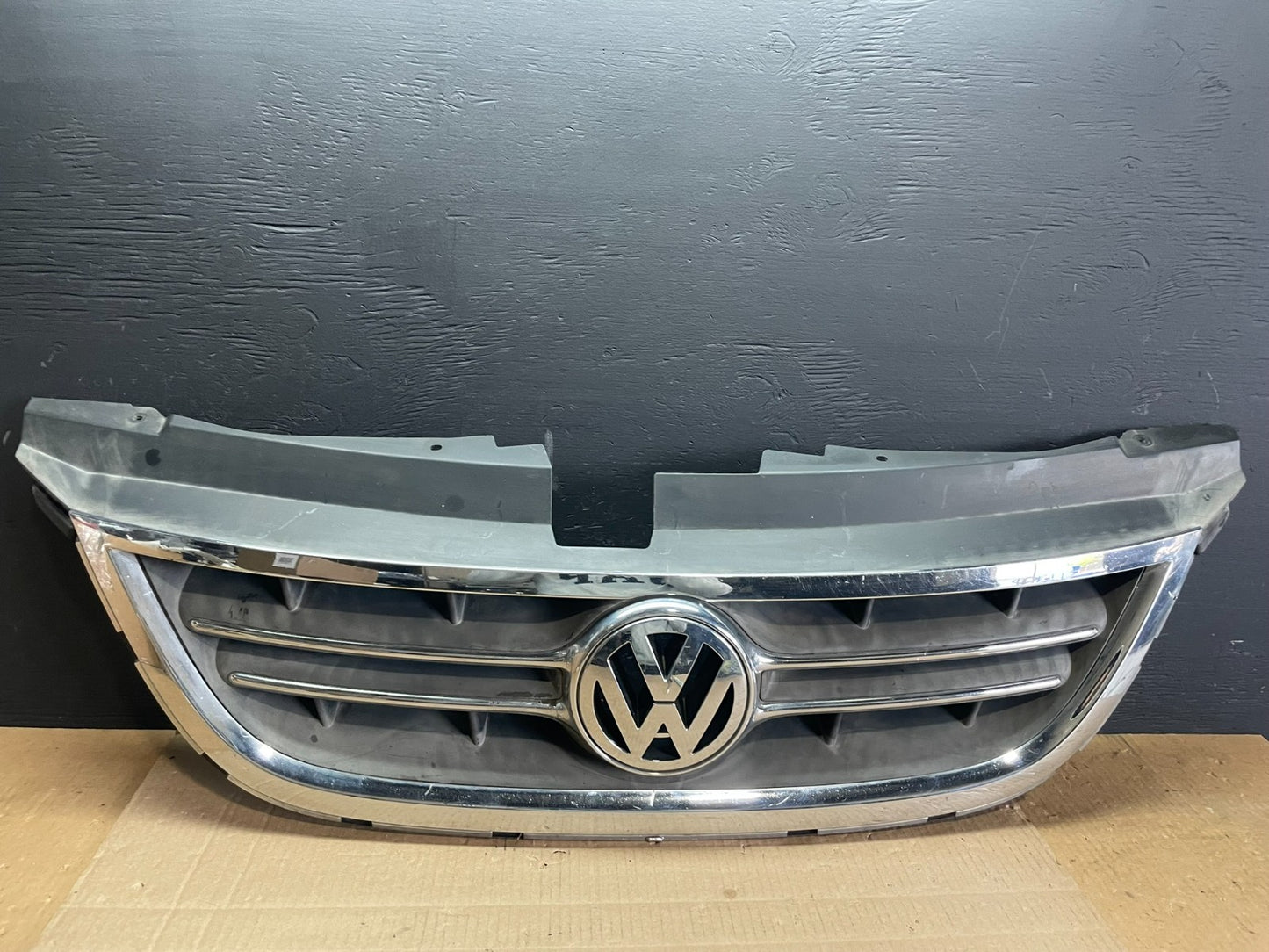 2009 to 2014 Volkswagen Routan Front Upper Grill Grille OEM AB7654 DG0