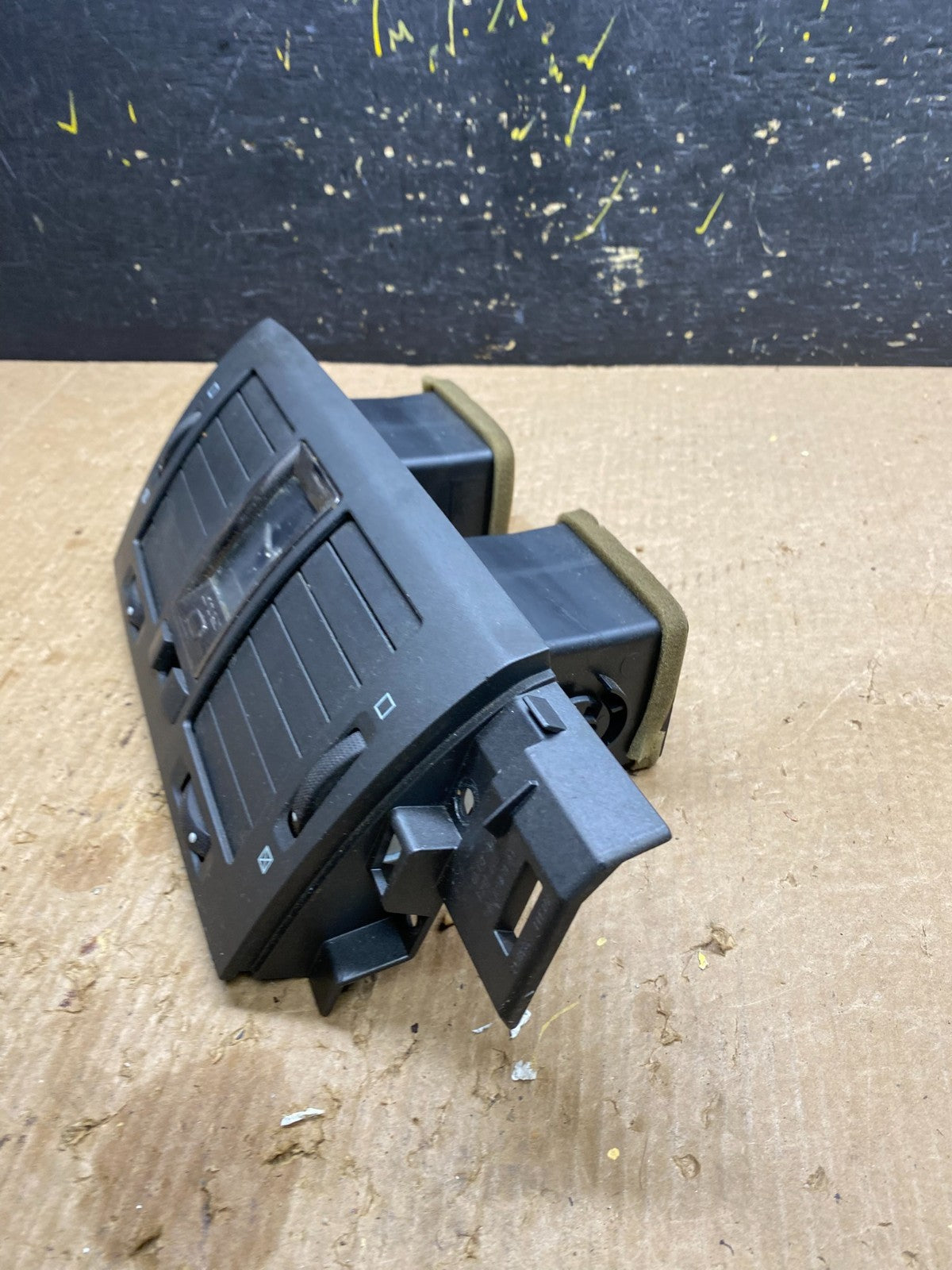 2006 to 2011 Cadillac DTS Dash Center Air Vent Heater Bezel OEM Z7115  DG2