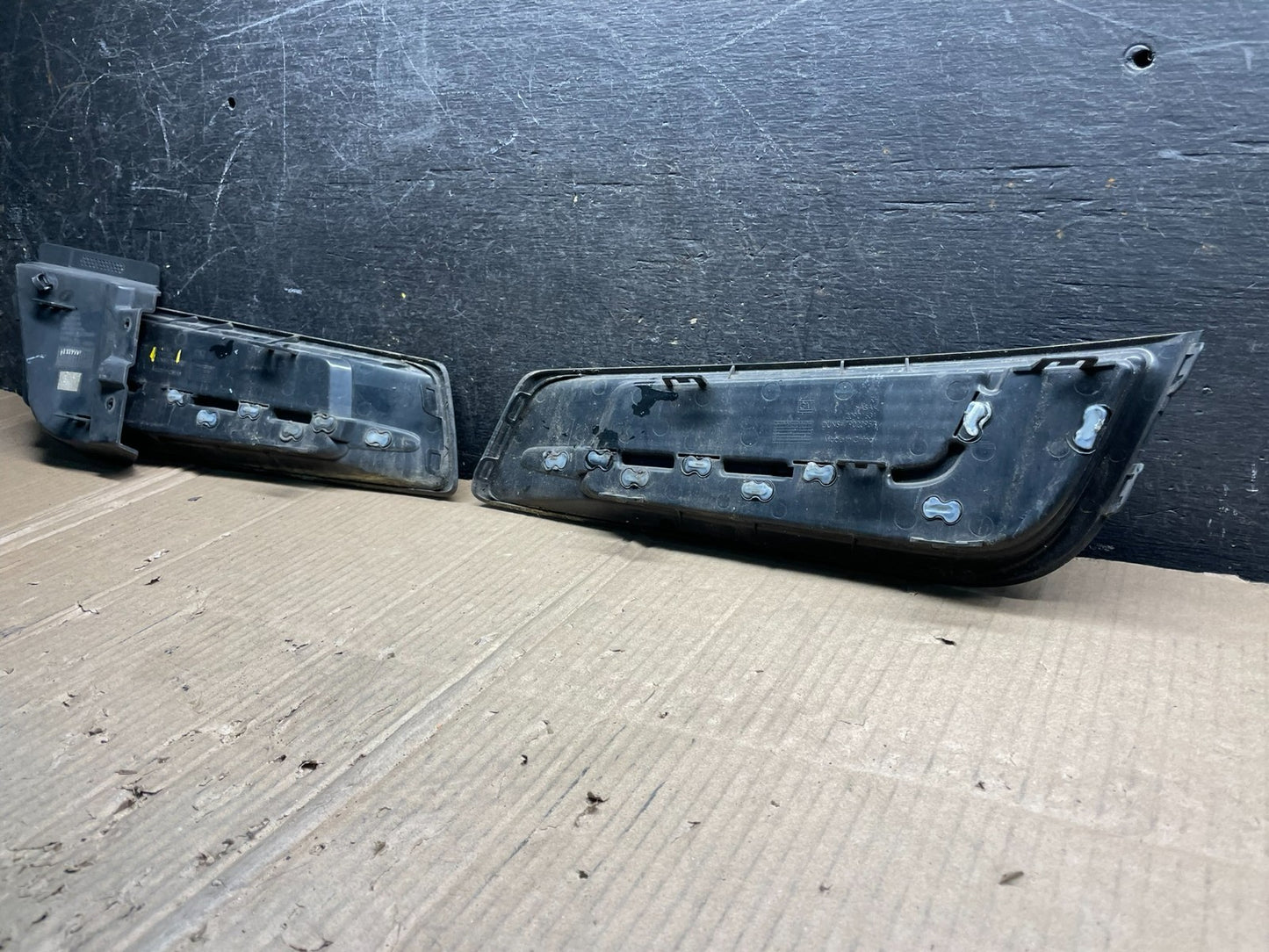 2013 to 2017 Cadillac XTS Front Left+Right Fog Light Cover Trim Oem X4515 DG6