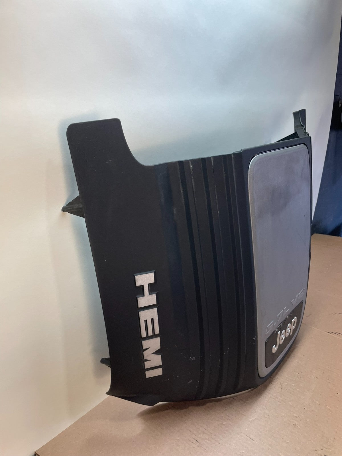 2005 to 2010 Jeep Grand Cherokee 5.7L Hemi Engine Cover Plastic Shield AJ0627 DG2