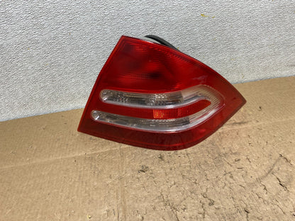 2001-2004 Mercedes-Benz C230 C240 W203 C-Class Right Passenger Tail Light Z11670