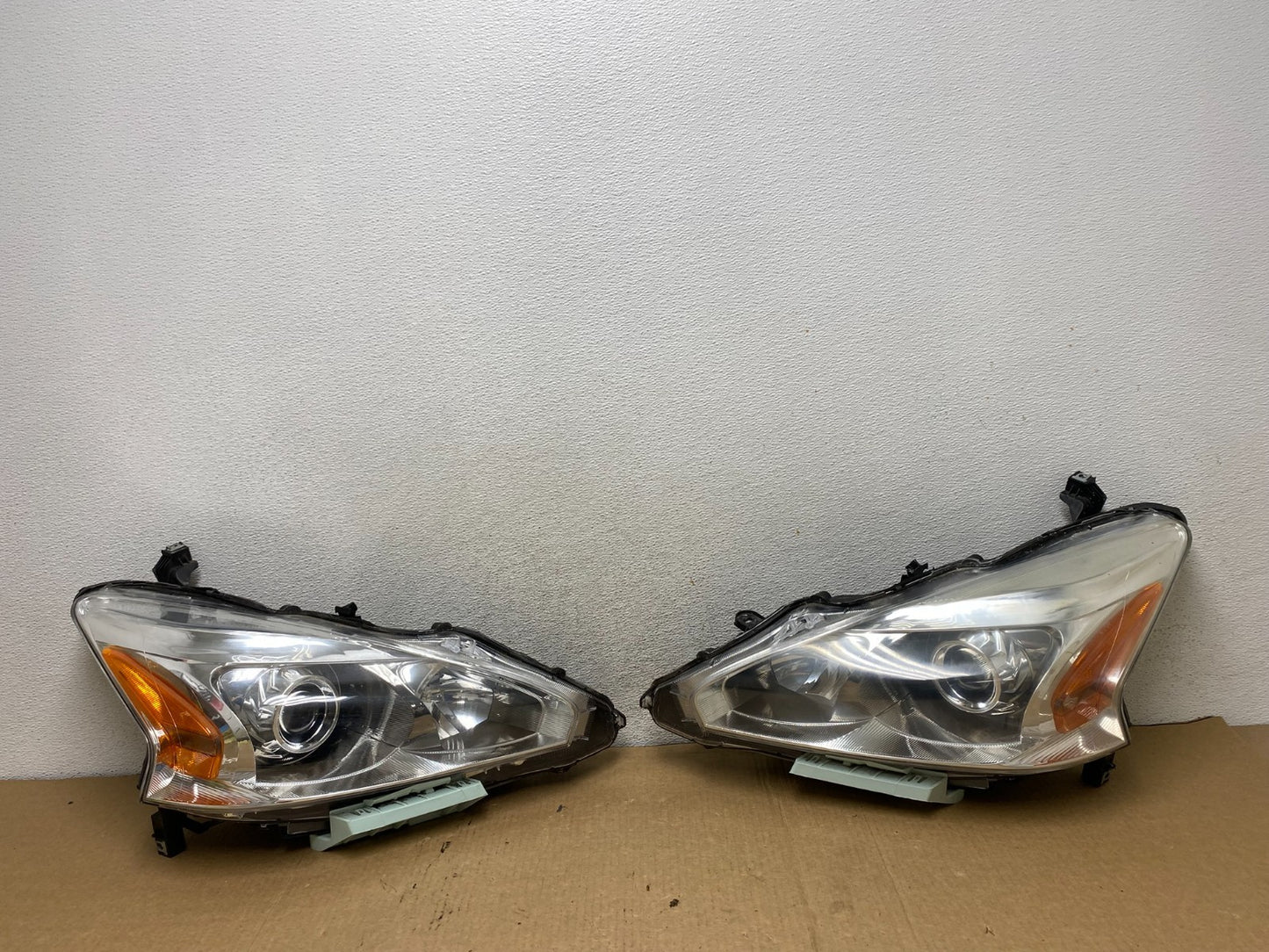 2013 to 2015 Nissan Altima Left+Right Side Set Halogen Headlights AG2033 DW0