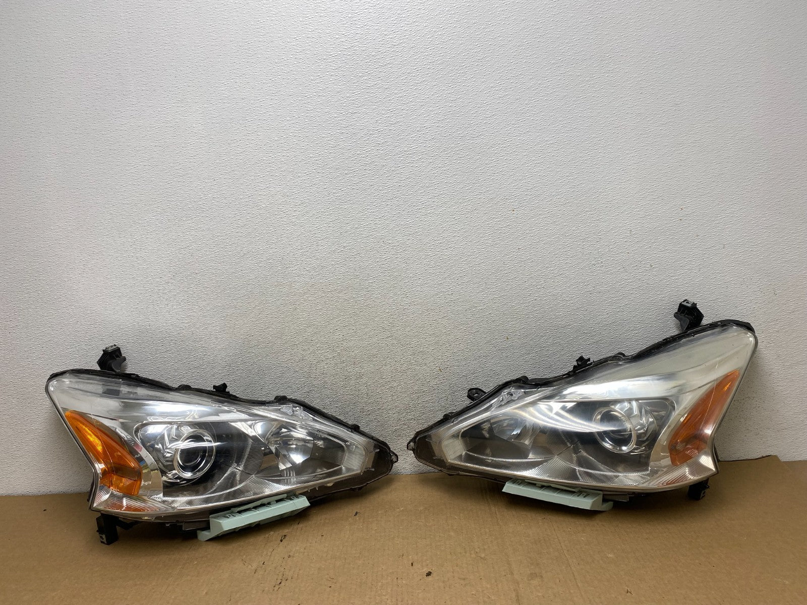 2013 to 2015 Nissan Altima Left+Right Side Set Halogen Headlights AG2033 DW0