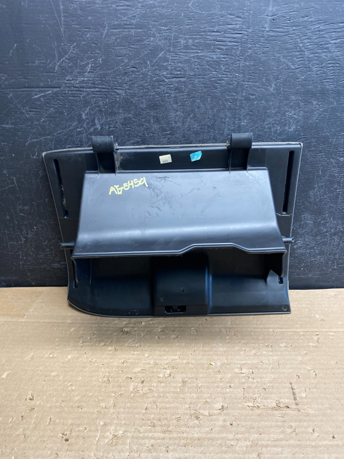 2001-2006 Toyota Sequoia Front Right Passenger Storage Glove Box AG8459 DG9