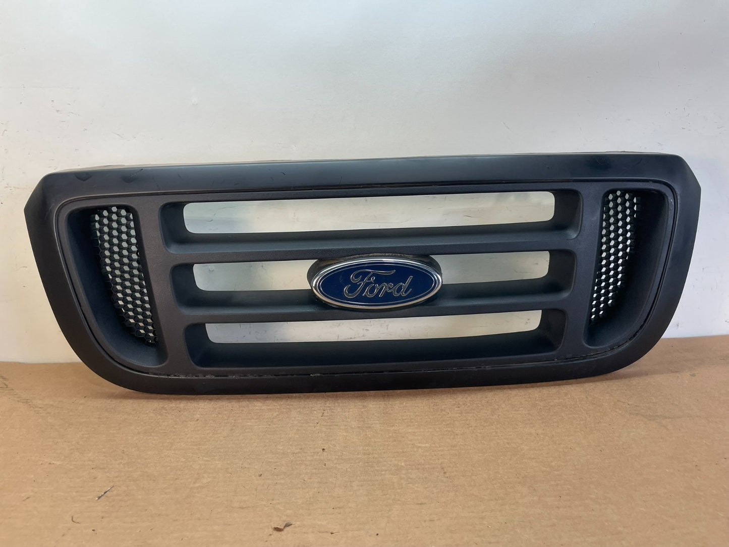 2004 to 2005 Ford Ranger Front Upper Grill Grille AF8770 DG0