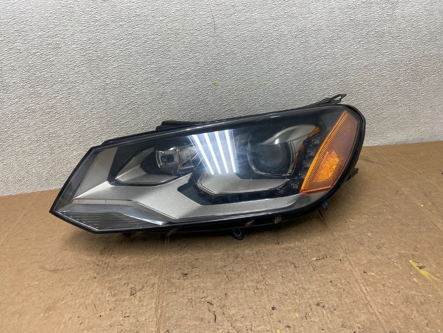 2011 - 2014 Volkswagen Touareg Left Driver LH Xenon Headlight Oem aa3852 DG0