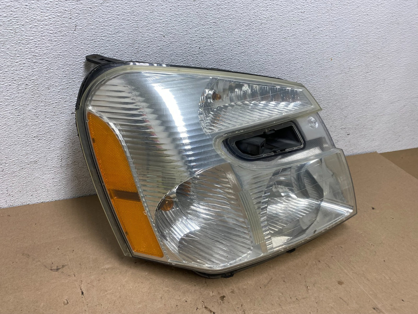 2005 to 2009 Chevrolet Equinox Right Passenger RH Halogen Headlight AE5982 DW2