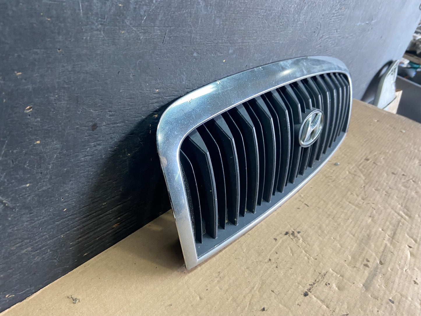2001 to 2005 Hyundai Sonata Front Upper Grille Grill Bumper OEM O8090 DG2