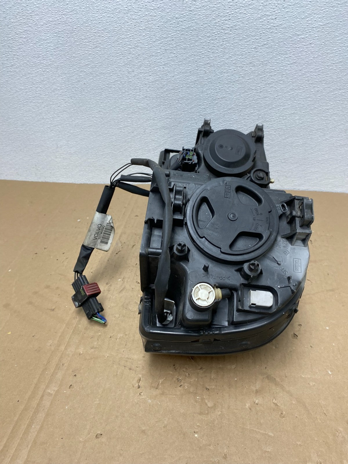 2003 to 2006 Volvo XC90 Right Passenger Rh Side Headlight Halogen AB6903 DW8