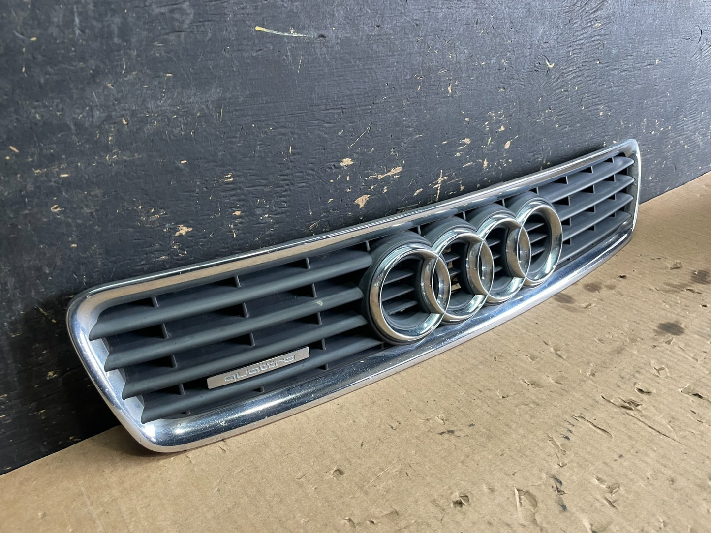 2000 to 2002 Audi A4 Upper Front Grill Grille OEM y9845 DG1