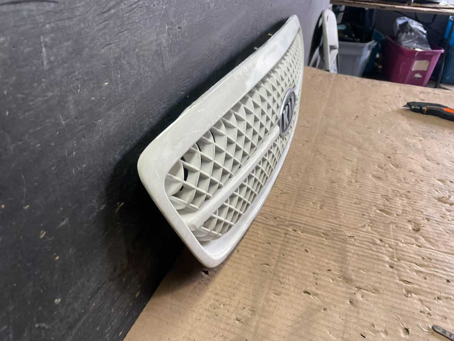 2004 to 2005 Kia Sedona Front Upper Grill Grille OEM r5396 DG2