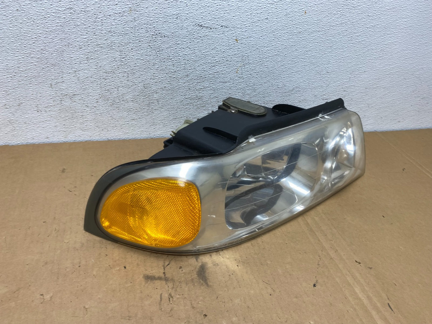 1998 to 2002 Lincoln Navigator Right Passenger Halogen Headlight AD2749 DW2