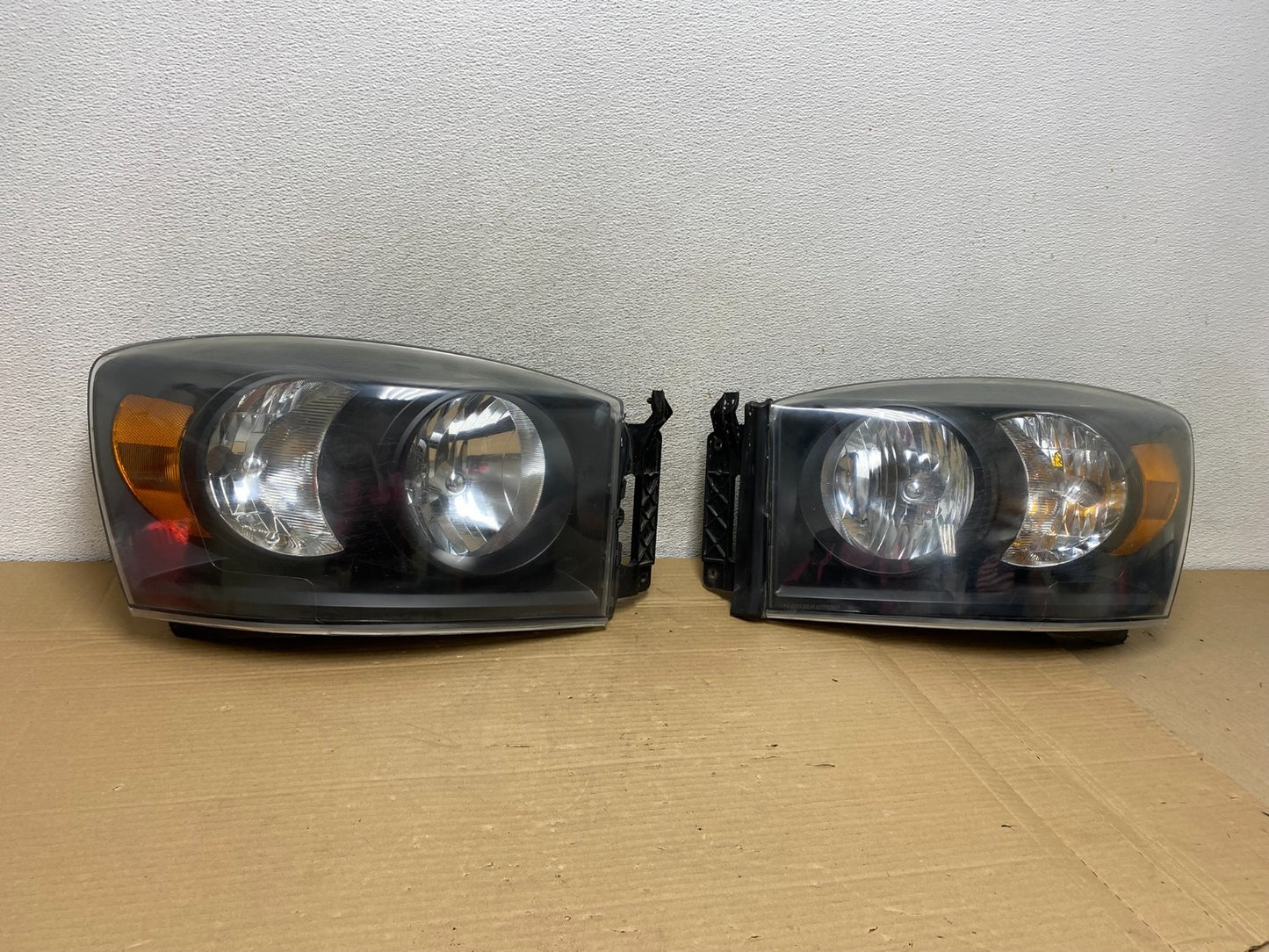2006 to 2008 Dodge Ram Left+Right Side Set Halogen Headlights AG8919 DW0