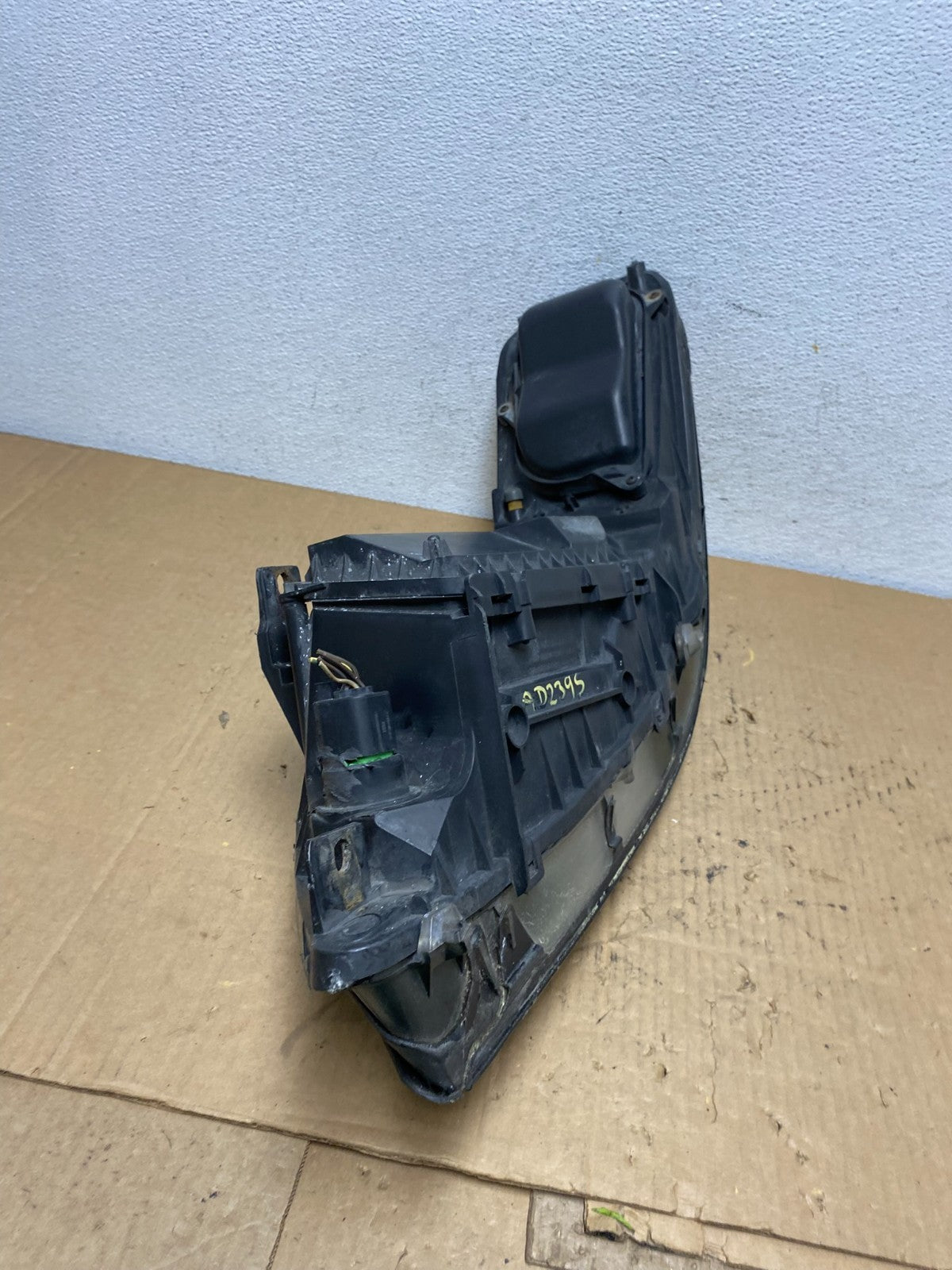 2005 to 2011 Lincoln Town Car Right Passenger Rh Side Headlight AD2395 DW8