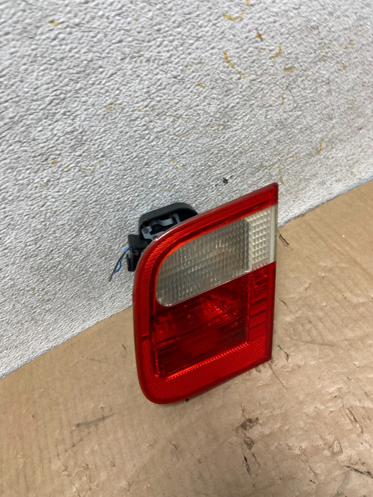 1998 - 2001 BMW 3 325i E46 Series Right Passenger Inner Tail Light AI8147 DW2