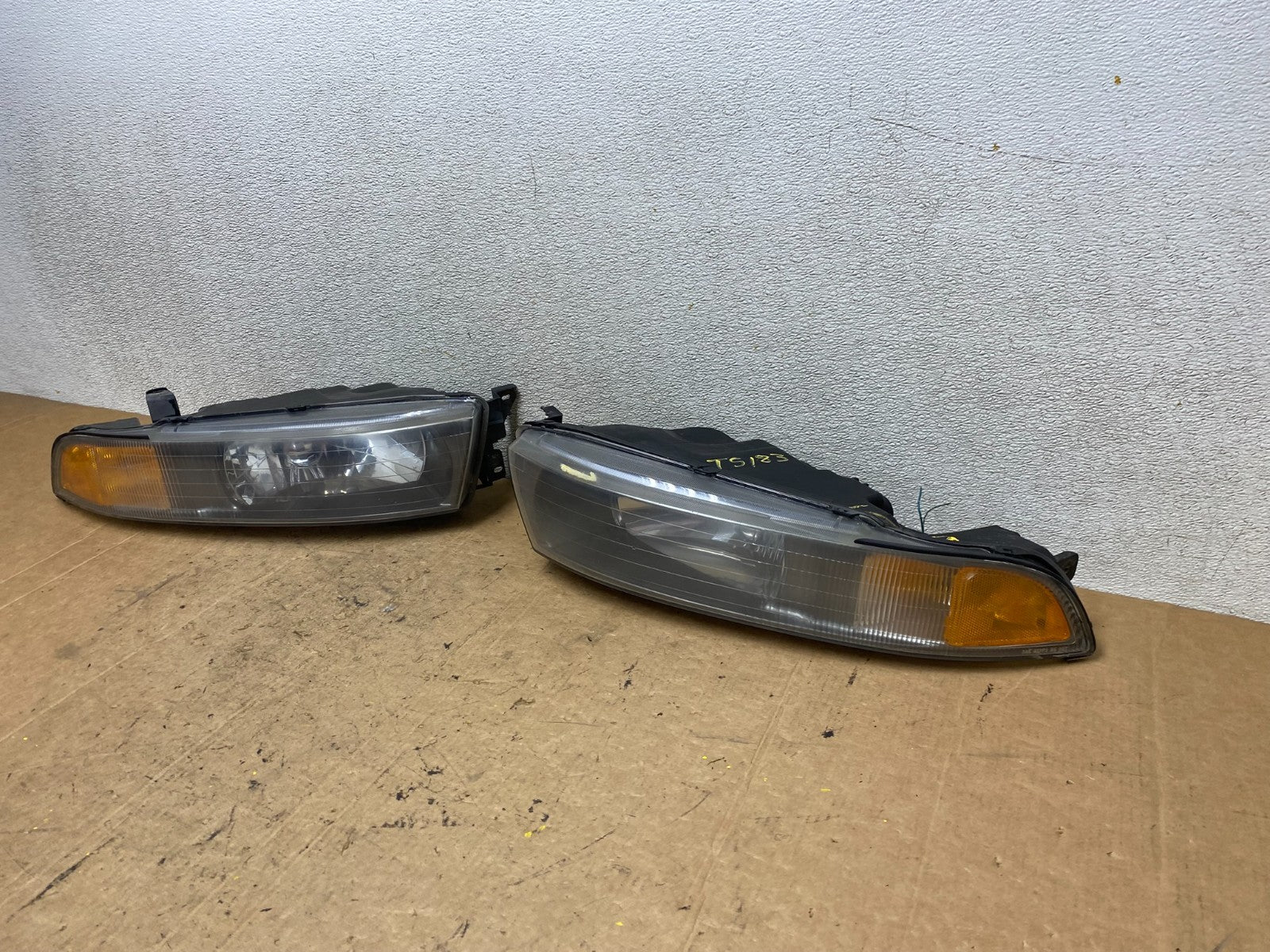 2002 to 2003 Mitsubishi Galant Left+Right Side Headlights T5183 DW1