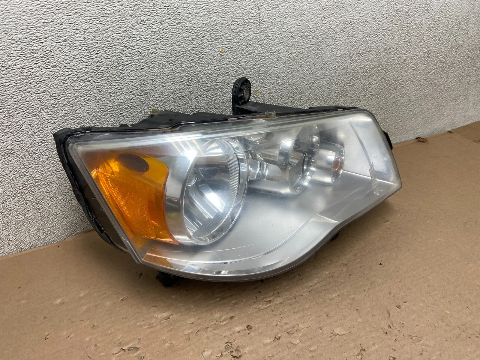 2011 to 2016 Chrysler Town and Country Right Passenger Headlight AB0194 DW2