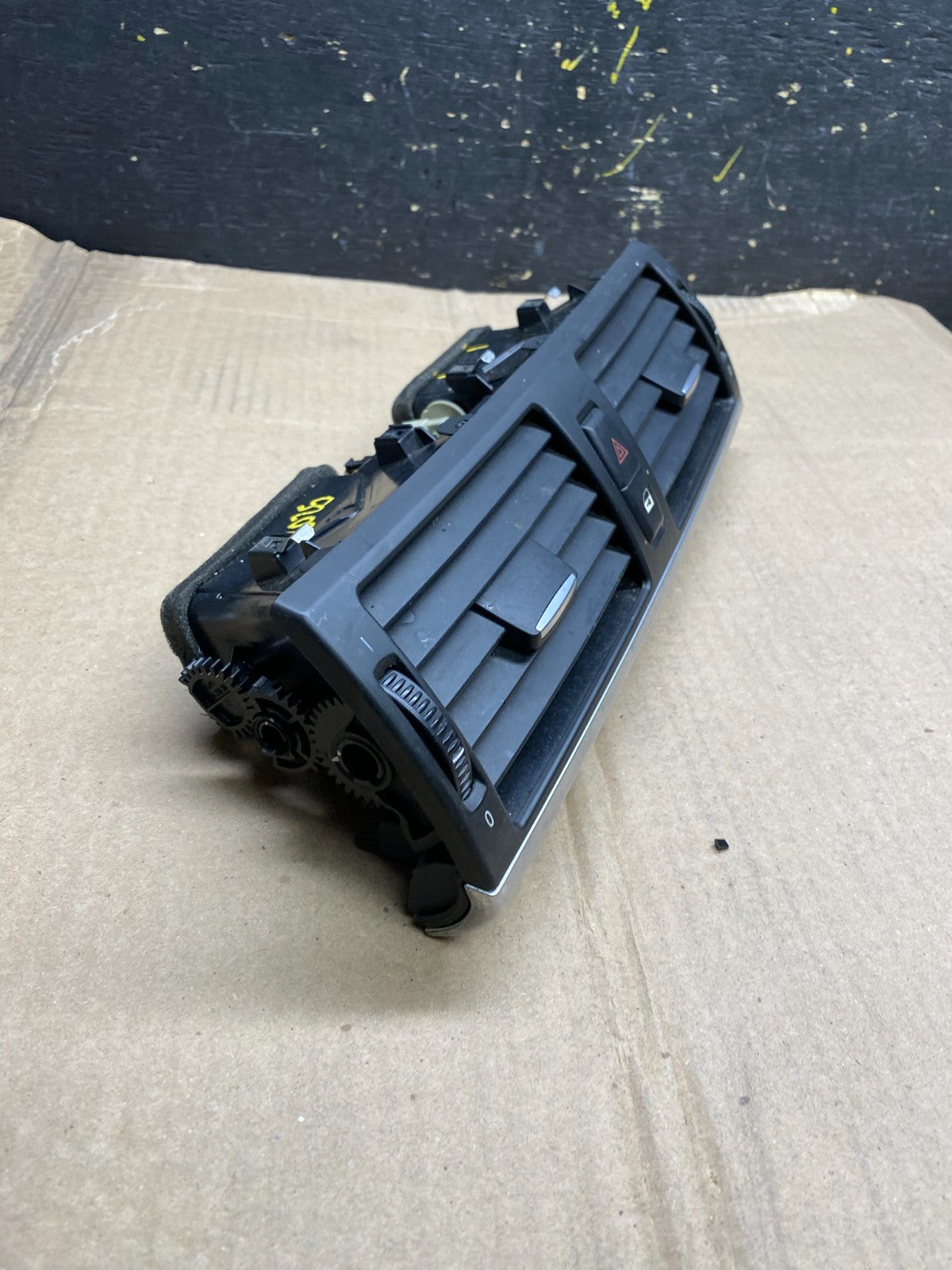 2010 to 2013 BMW X5 X6 Center Console Dash Air Vent OEM X2025 DG1