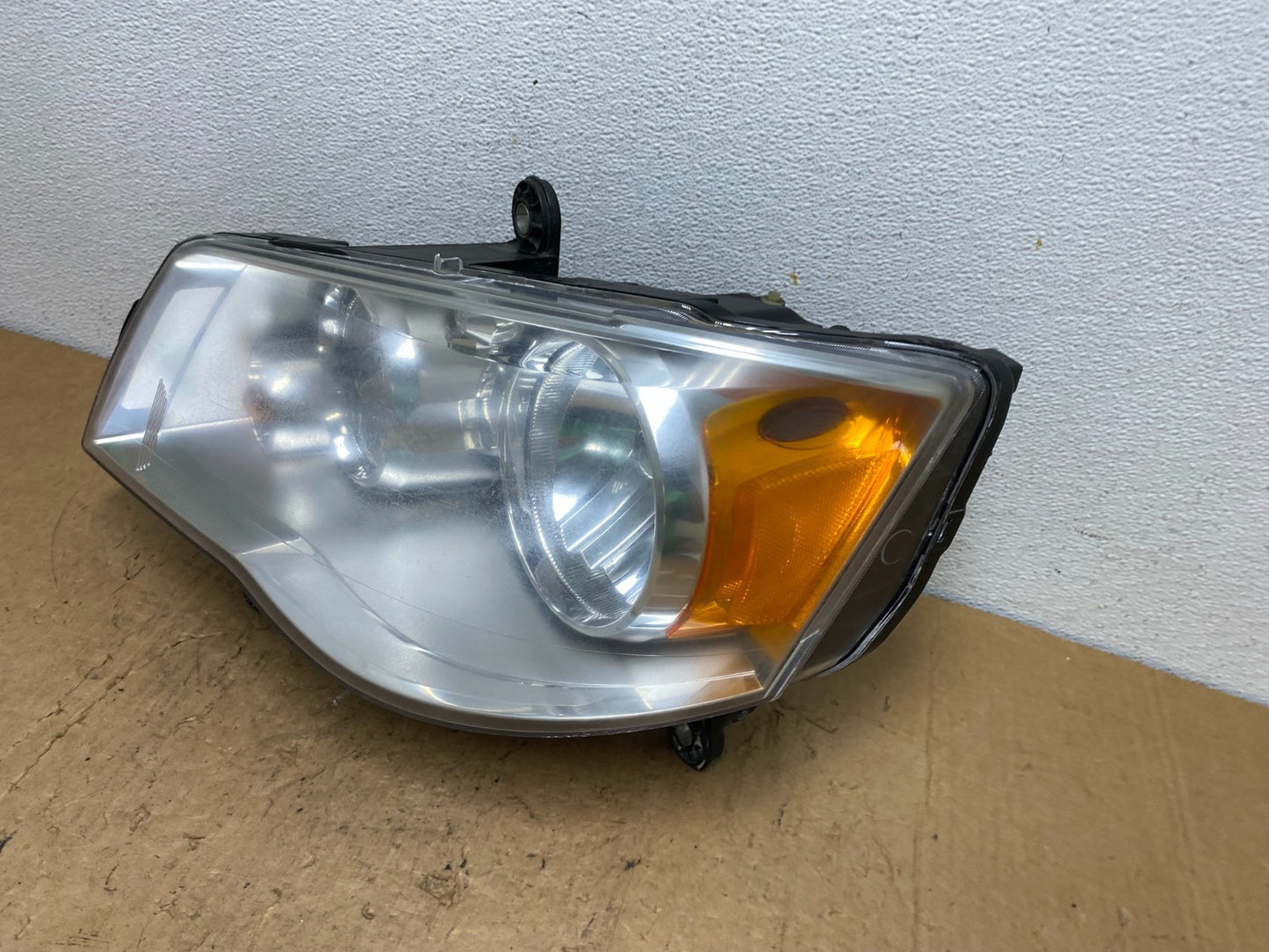 2008 to 2016 Chrysler Town and Country Left Driver Lh Side Headlight AD0650 DW1