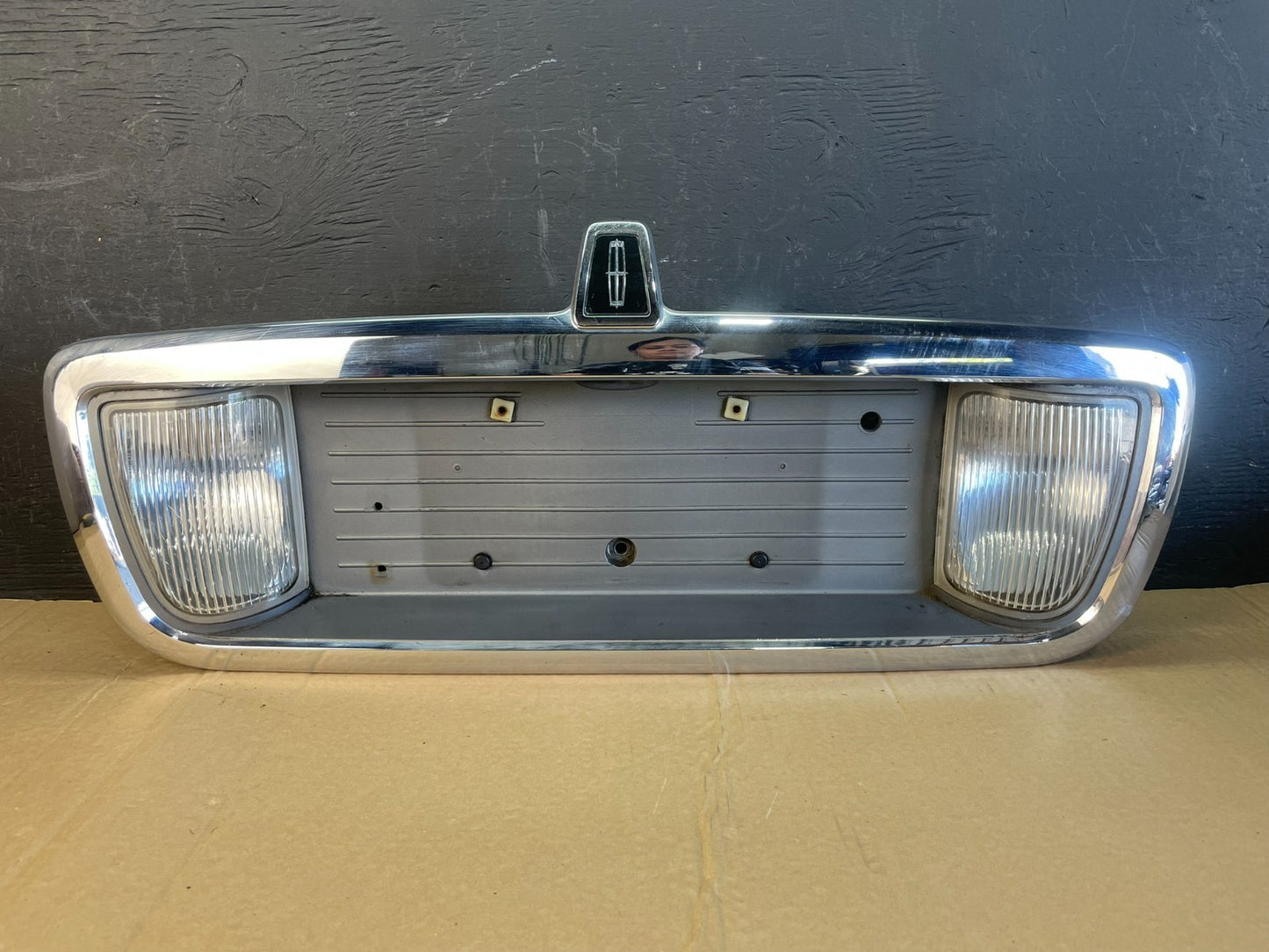 2003 to 2011 Lincoln Town Car Rear License Plate Trim Panel ac9675 DG0