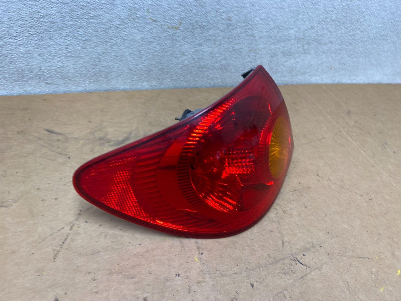 2003 to 2005 Toyota Corolla Left Driver Lh Side Tail Light X5041 DW2
