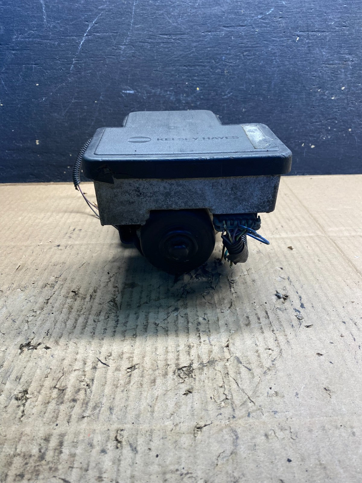 1998 to 1999 Chevrolet Suburban Anti-Lock Brake Pump/Module 12765501 AB27872