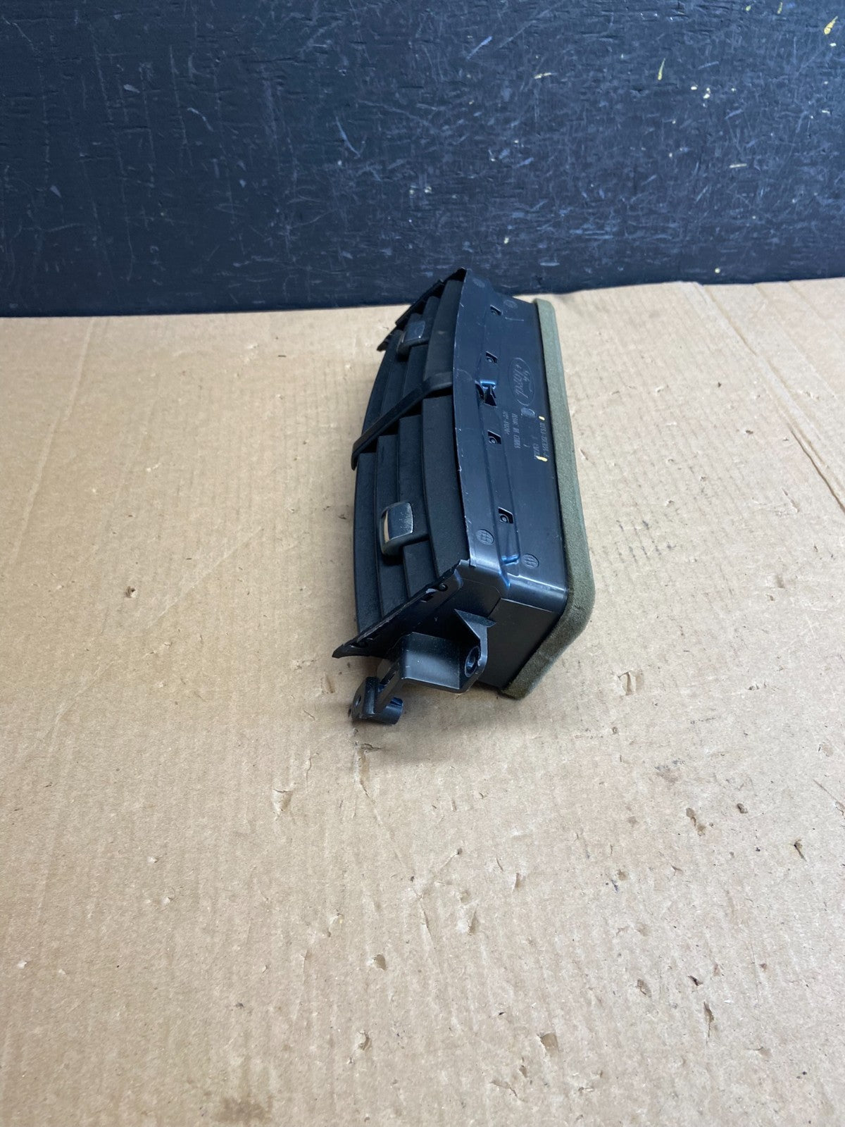 2011 to 2014 Ford Edge Center Dash Radio Panel Air Vent AE4249 DG2