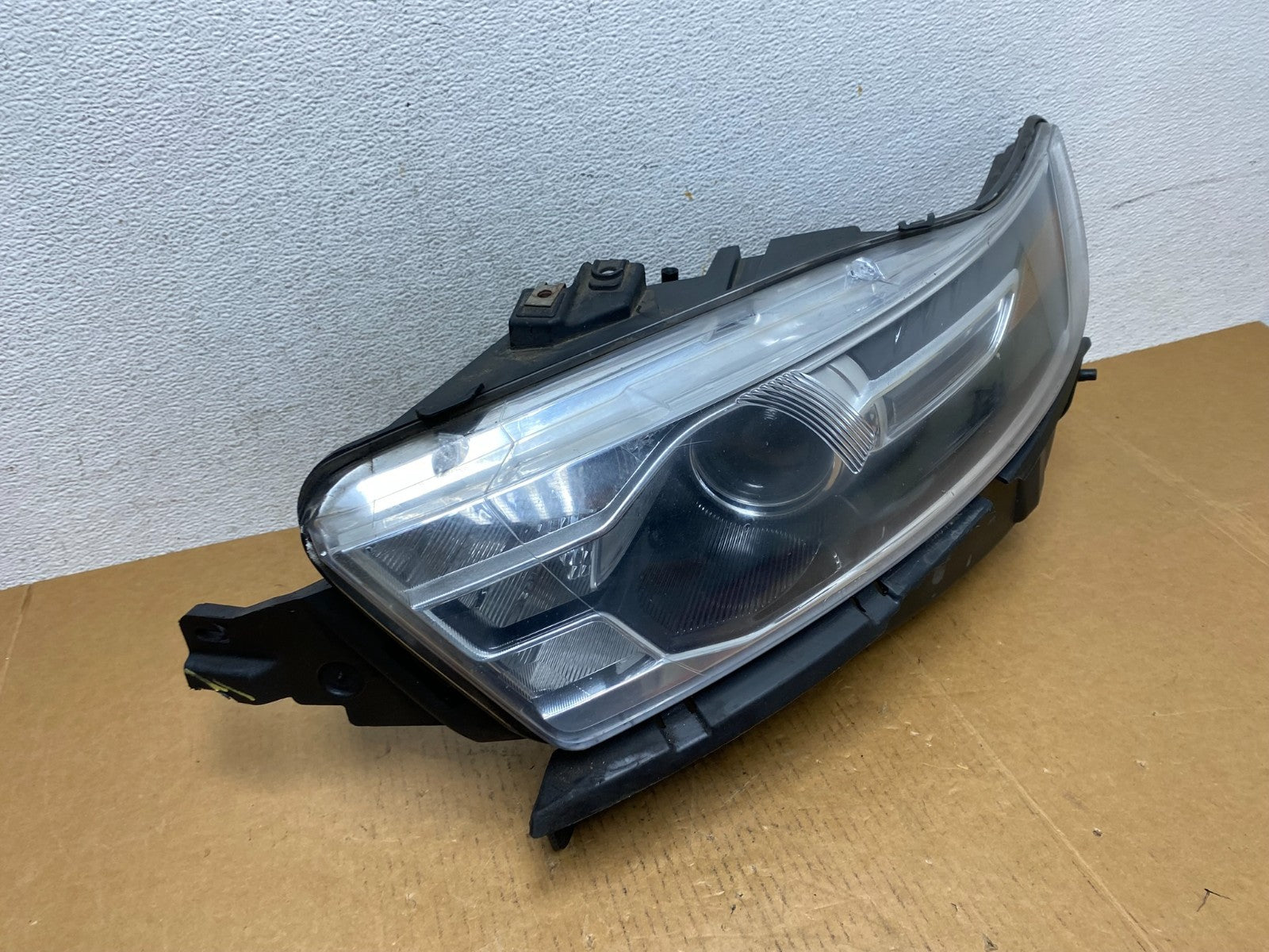 2013 to 2019 Ford Taurus Left Driver LH Side Headlight Halogen AD9167 DW2