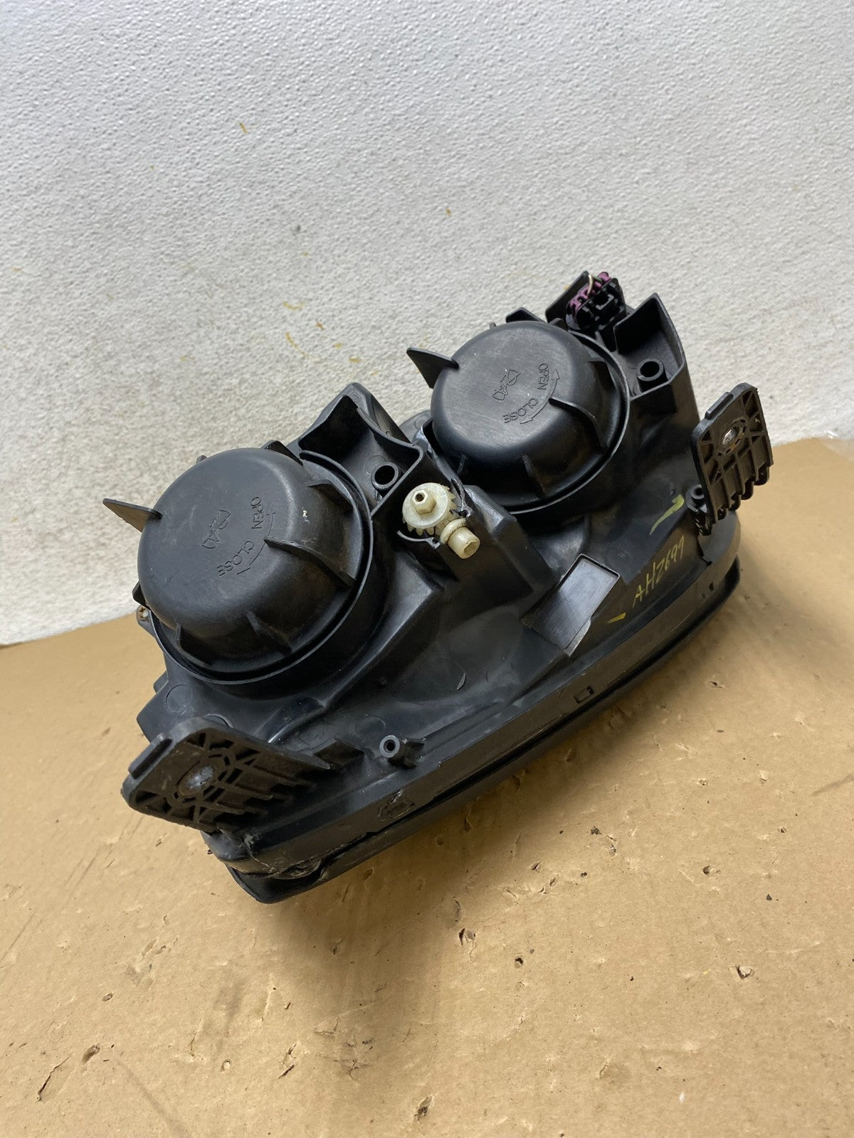 2008 2009 2010 Saturn Vue Right Passenger Halogen Headlights AH2699 DW7