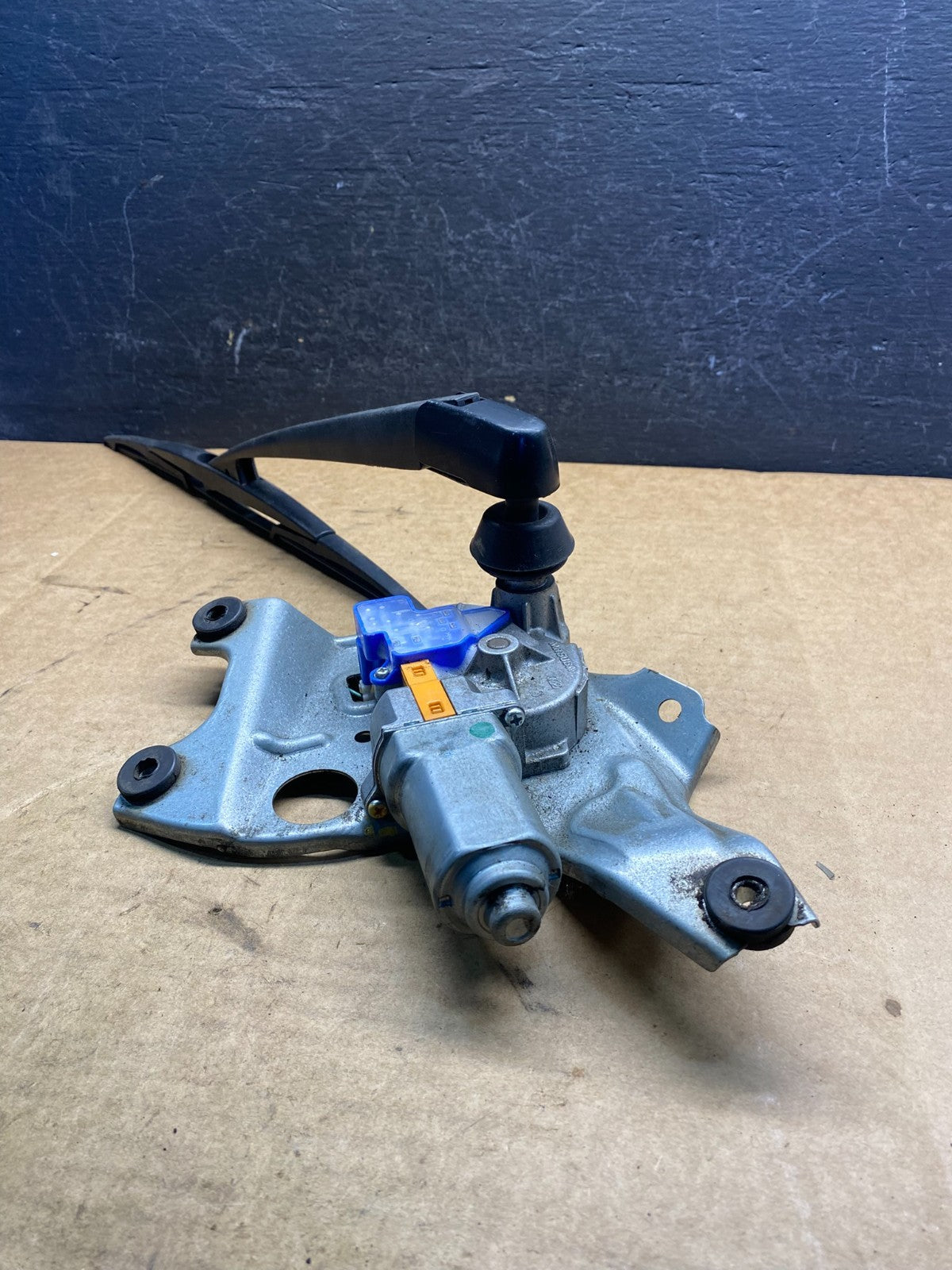 2010 to 2014 Subaru Outback Rear Windshield Wiper Motor AD75334