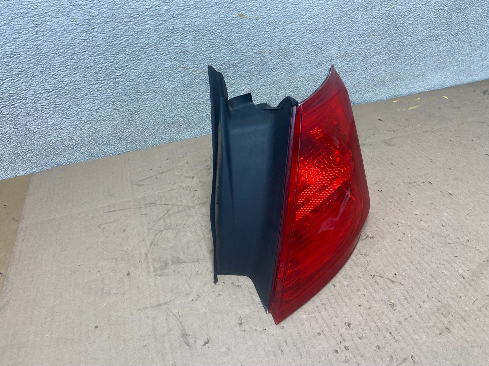 2014 to 2018 Ford Taurus Interceptor Right Passenger RH Tail Light OEM AA0592 DW2