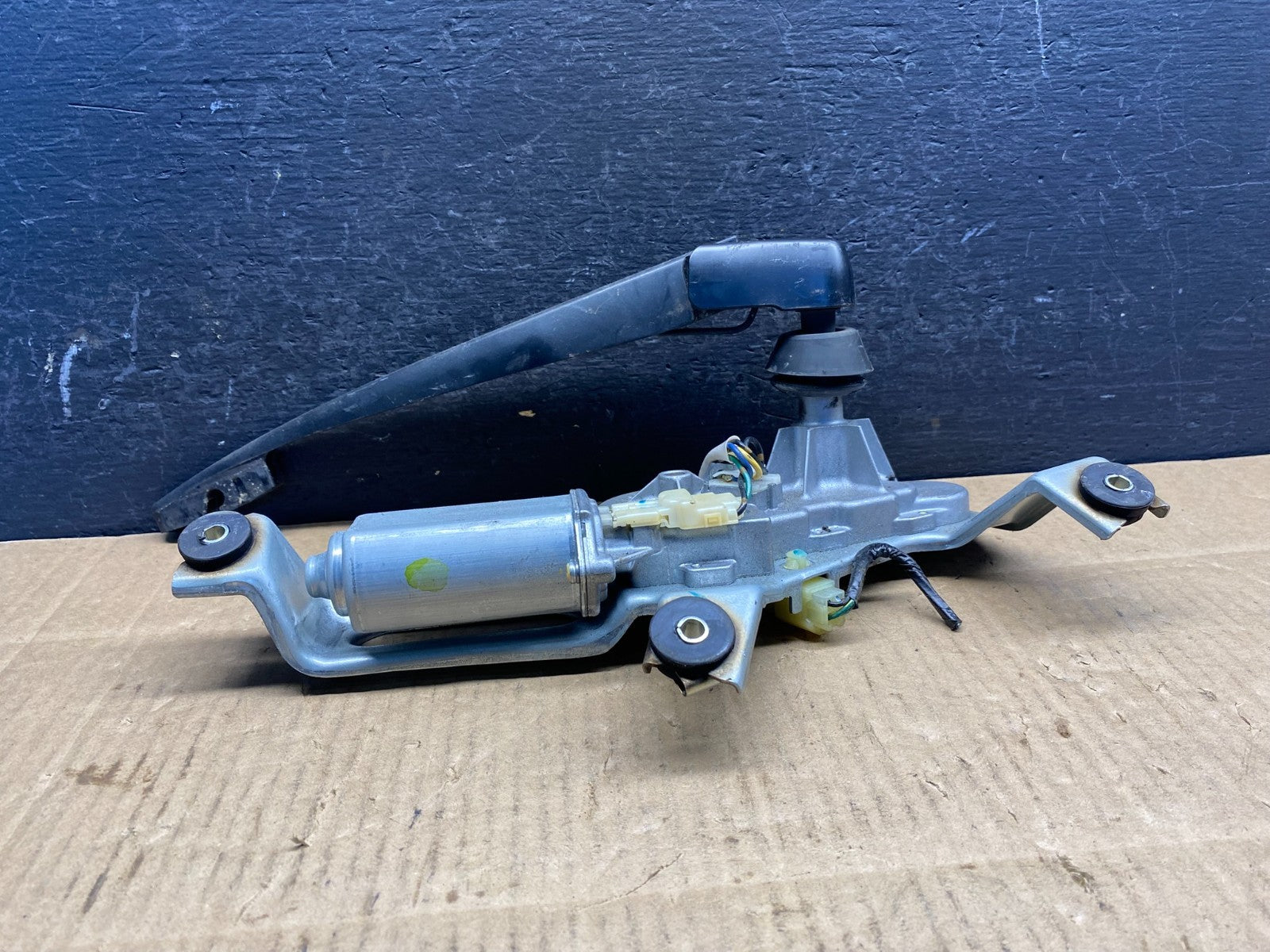 2005 to 2009 Subaru Legacy Outback Rear Windshield Wiper Motor AD48601