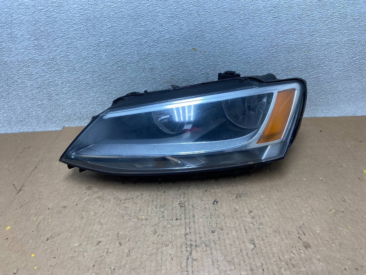 2011 to 2014 Volkswagen Jetta Left Driver LH Headlight Halogen Z8046 DW0