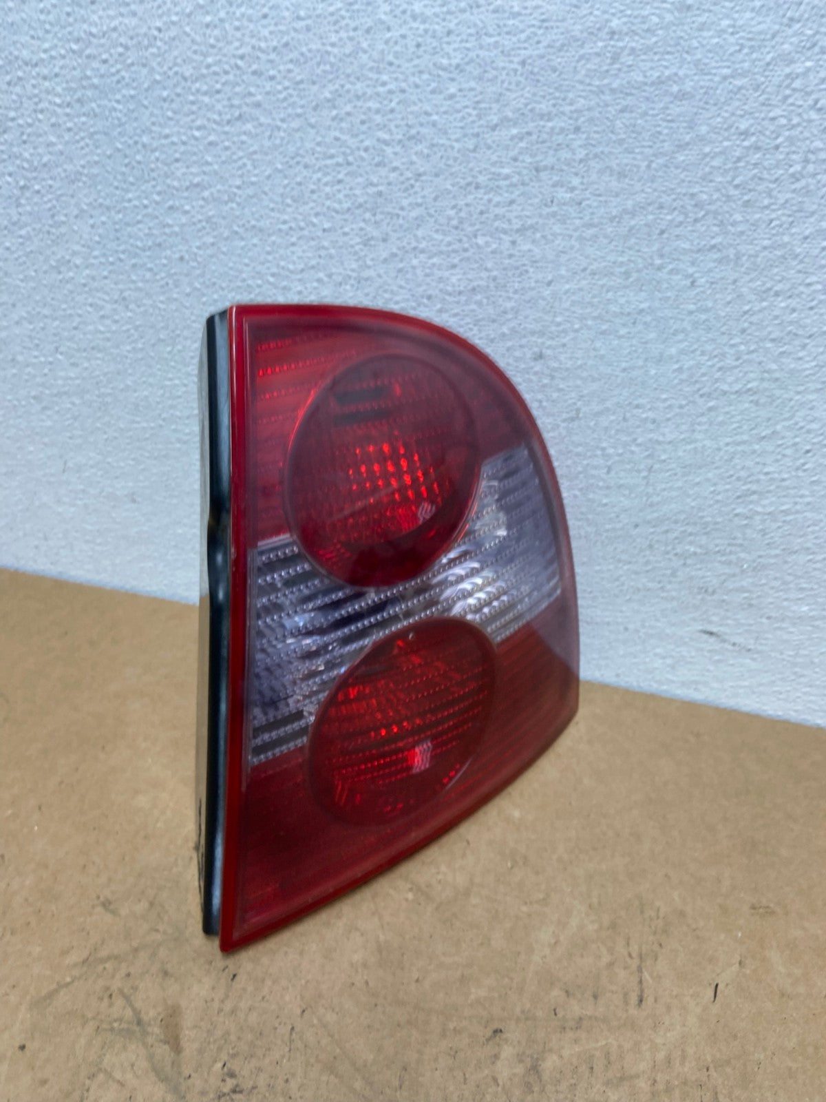 2001 to 2005 Volkswagen Passat Right RH Side Tail Light AC2983 LK2