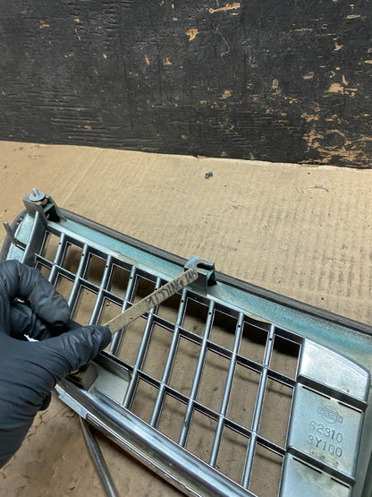 2000 to 2001 Infiniti i30 Front Upper Grill Grille OEM OEM u6421 DG11