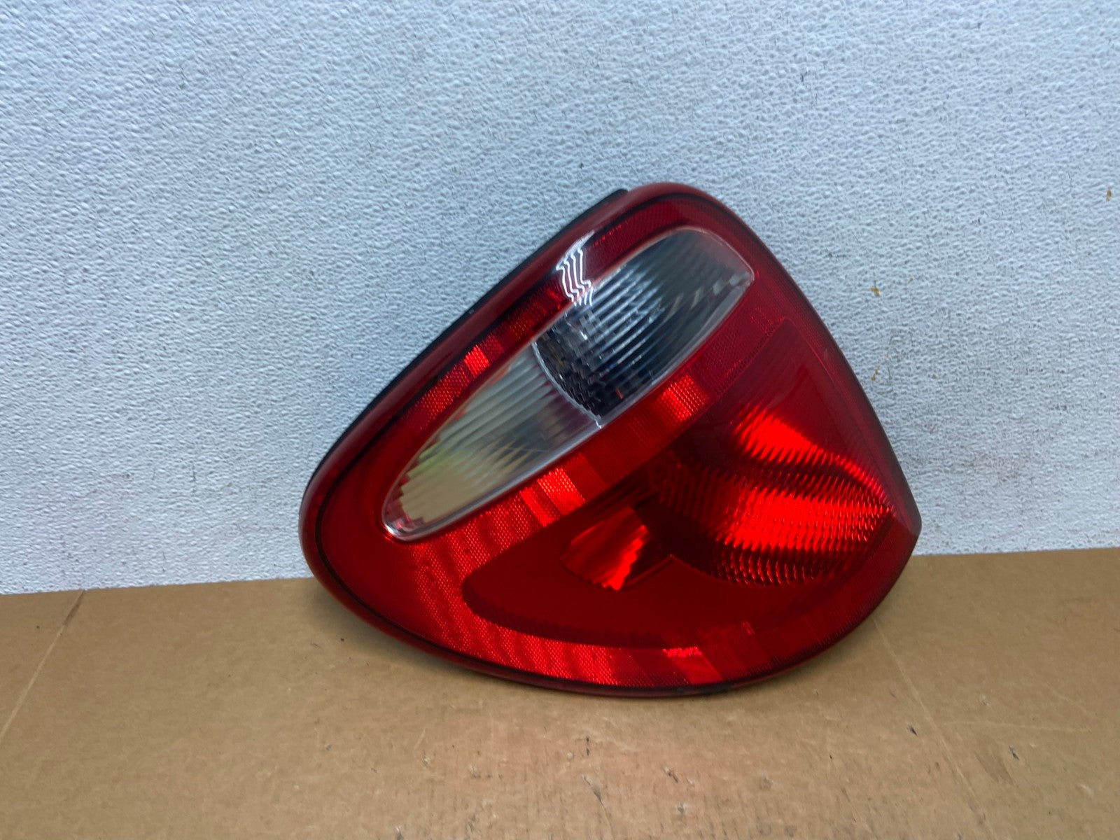 2004 to 2007 Dodge Grand Caravan Left Driver Lh Tail Light AE0523 LK0