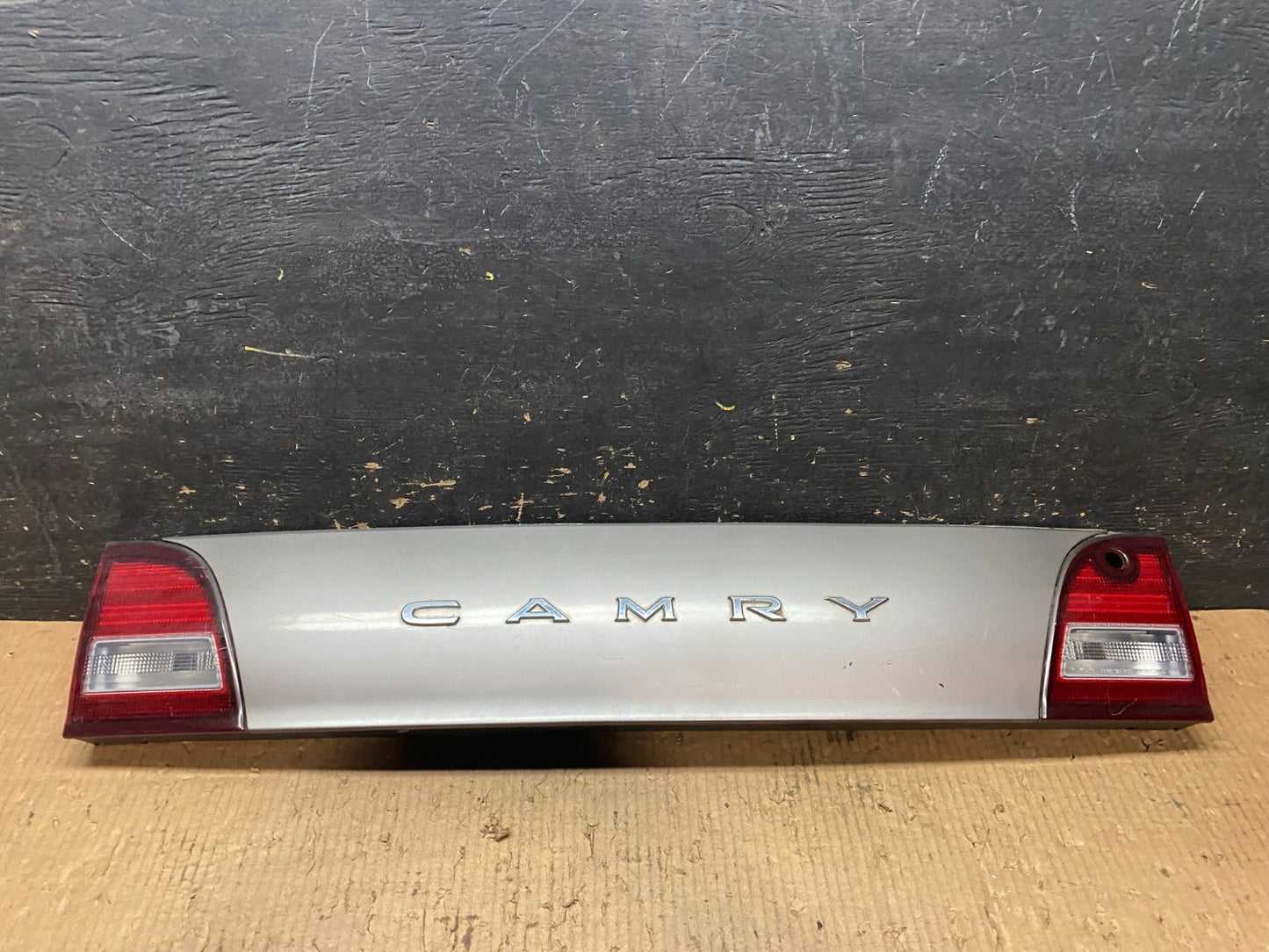 1995 1996 Toyota Camry Center Trunk Rear Tail Light OEM Y6599 DG0