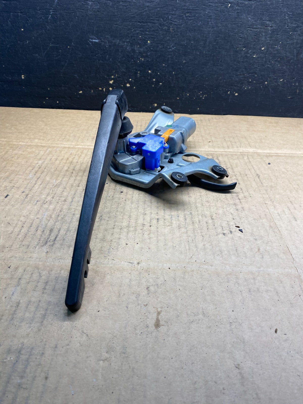 2010 to 2014 Subaru Legacy Outback Rear Wiper Motor AB39712