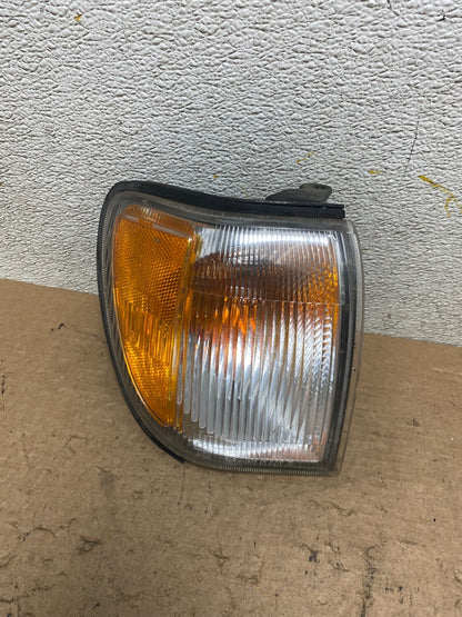 1999 to 2004 Nissan Pathfinder Passenger Corner Park Light Turn Signal P1549 DW0