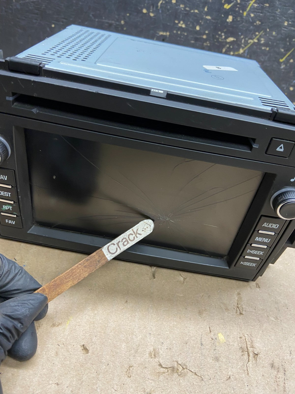 2010 2011 Buick Enclave Radio Stereo CD Player Screen Display AB2008 DG1