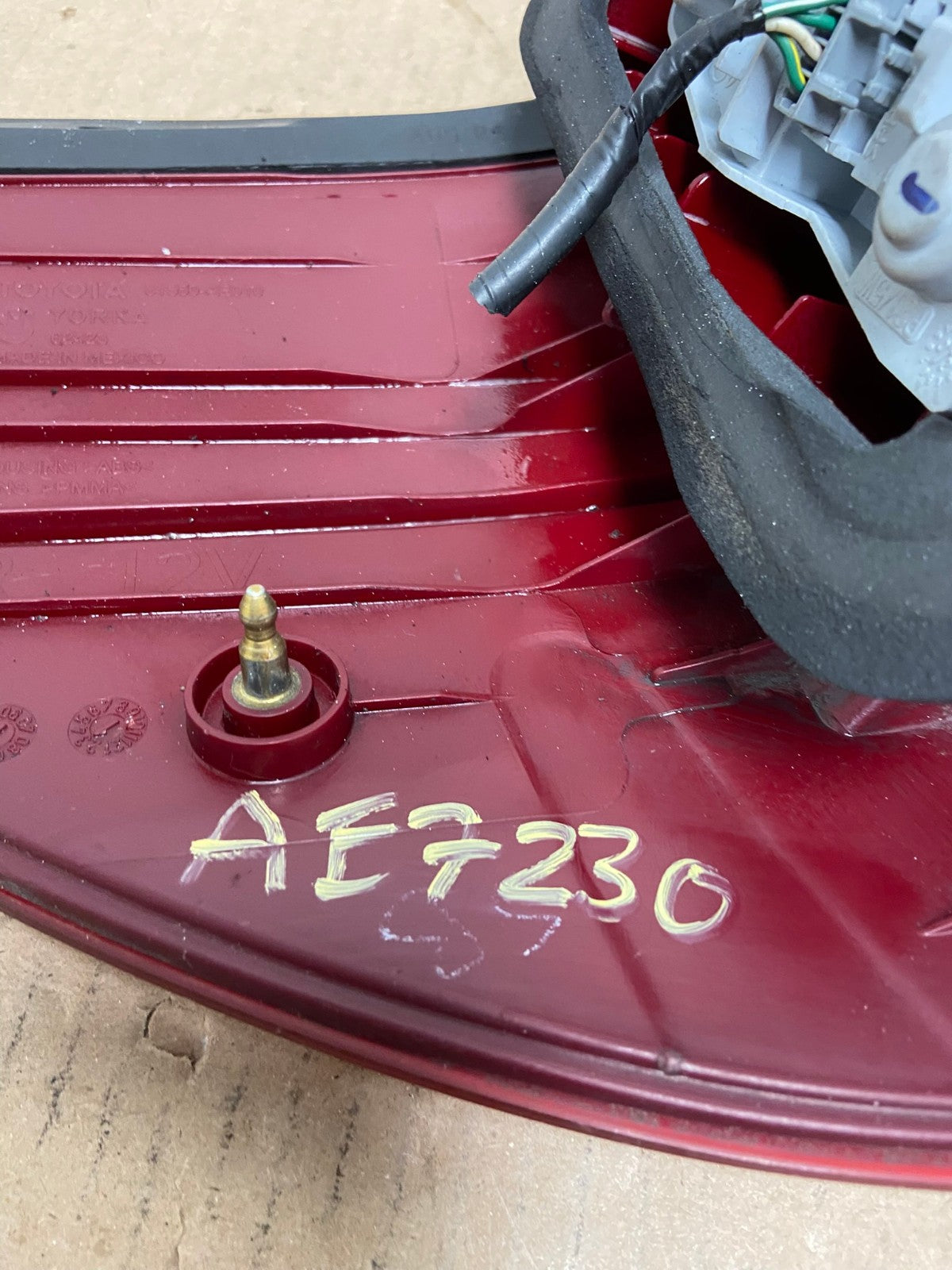 2004-2005 Toyota Sienna Right Passenger Rh Side Tail Light AE7230 LK5