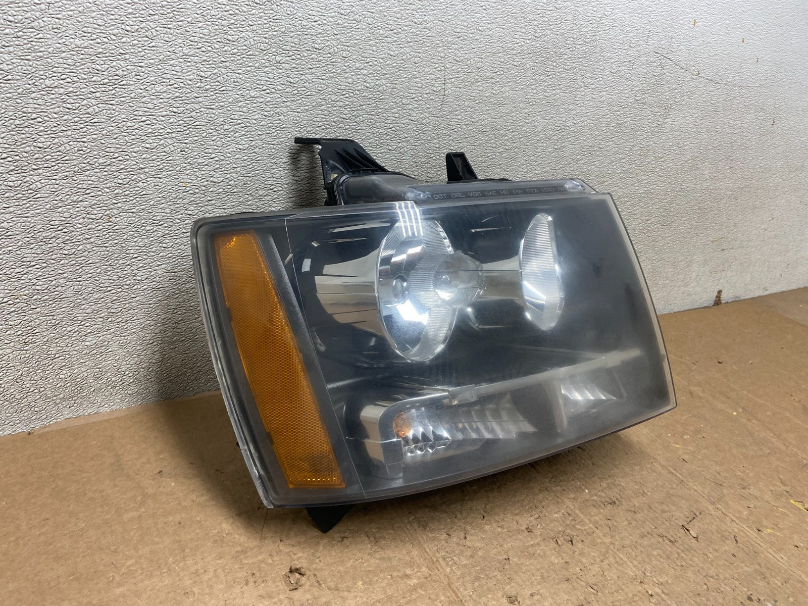 2007 to 2013 Chevrolet Suburban Tahoe Right Passenger RH Headlight Oem AA3724 DW2