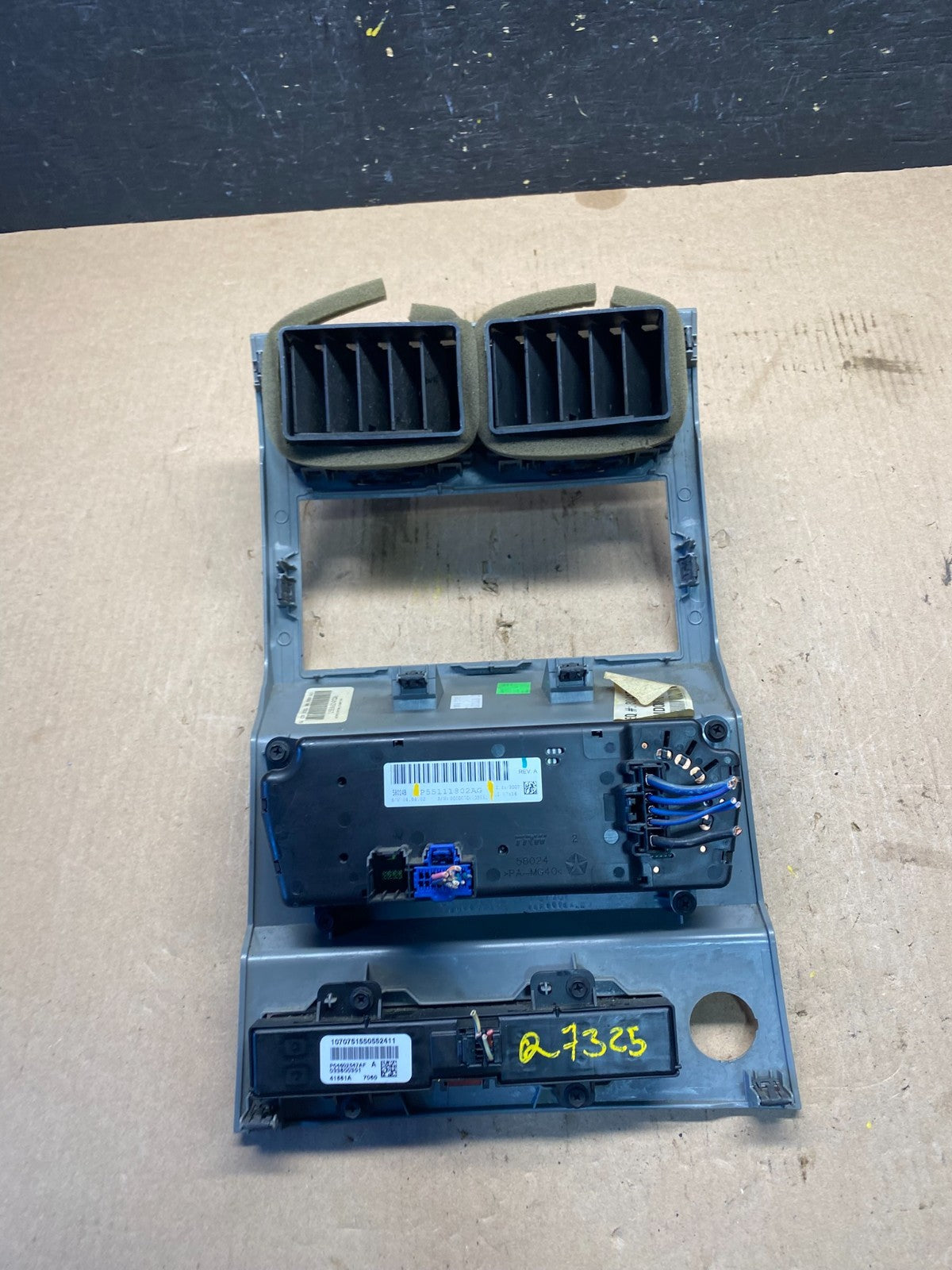 2007 to 2012 Dodge Nitro Dash Climate Temperature Control Radio Bezel Q7325 DG5